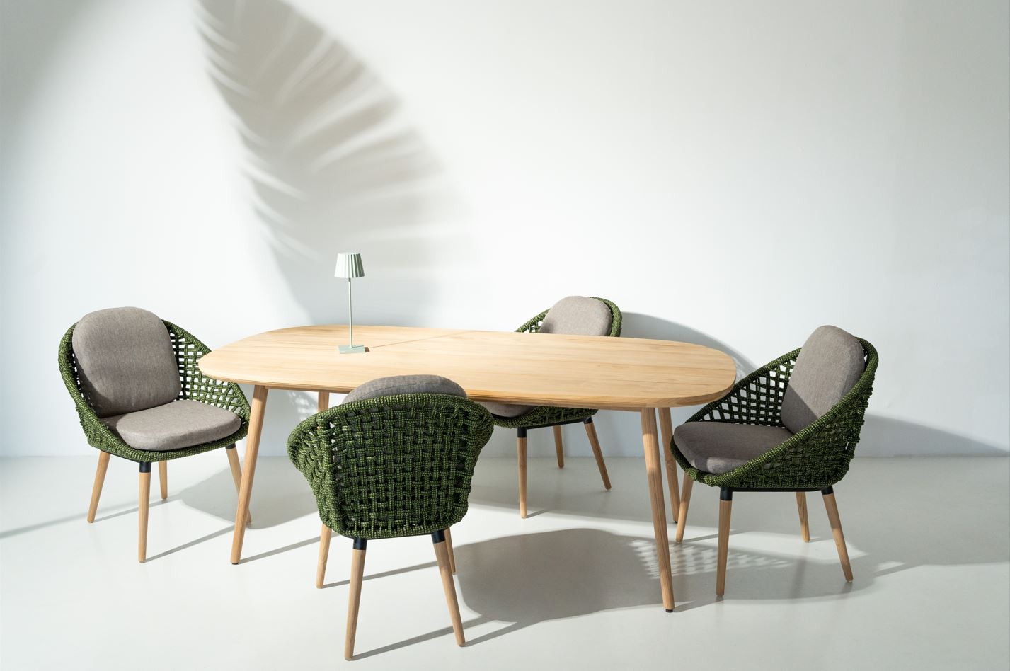 MORRISON Stuhl und SALITA Teakholztisch